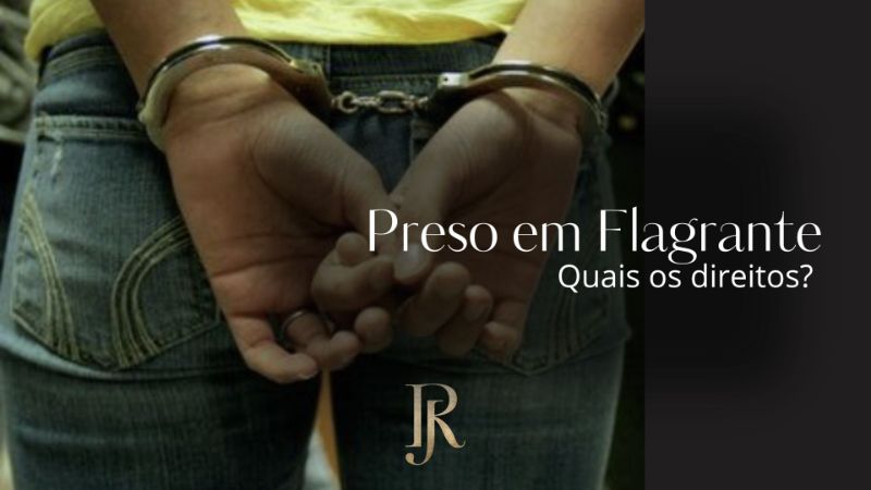 Juiz em tribunal com réu algemado, oficial de polícia ao lado, móveis de madeira e livros jurídicos ao redor.